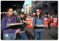 Palermo, migliaia di studenti in piazza con vassoi di cannoli