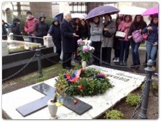 omaggio al Verga Centocinquanta studenti rendono omaggio al Verga portando un fiore sulla sua tomba