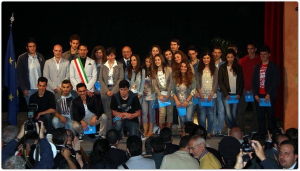 il ministro Carrozza consegna la Costituzione ai ragazzi a Buti