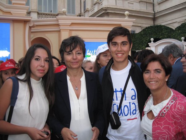 Riccardo Cantone ed Elena Vella con il Dirigente Scolastico, Prof.ssa Maria Raciti, e la Prof.ssa Concetta Tigano
