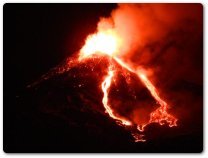 Etna, lava e lapilli di fine anno. Uno nuovo spettacolo del vulcano
