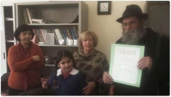 Il rabbino Dario Sutter riceve il disegno di Auschwitz dalla piccola Sharon Il rabbino Dario Sutter riceve il disegno di Auschwitz dalla piccola Sharon