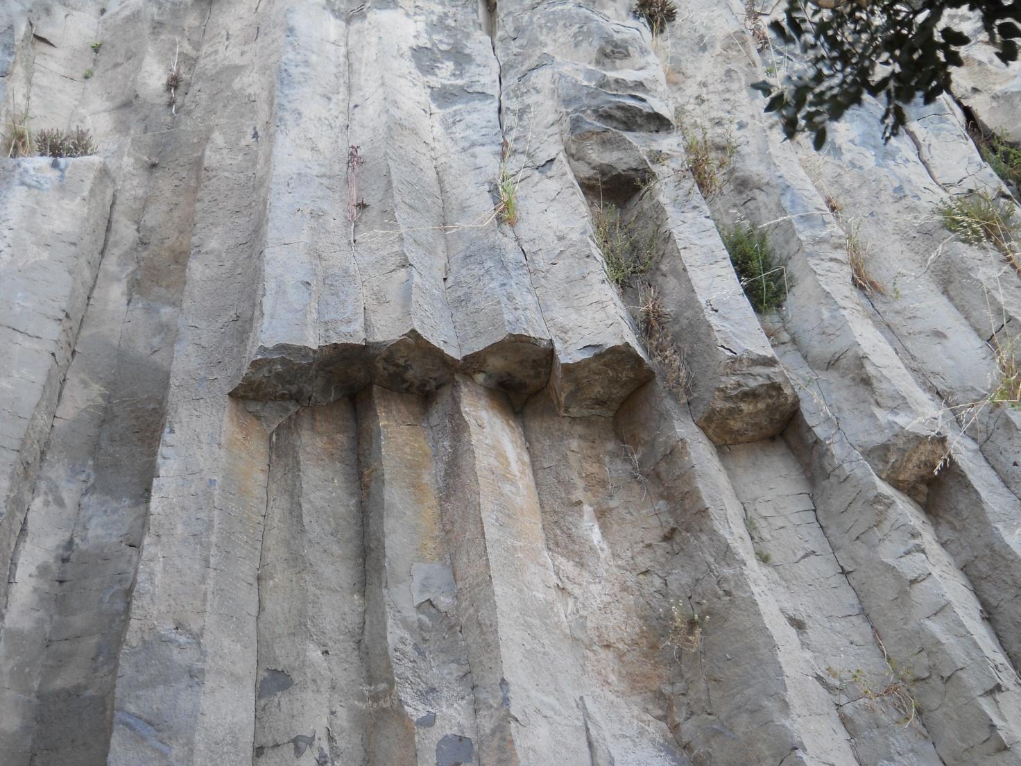 Formazioni laviche colonnari prismatiche, di un certo interesse, che si osservano alla base del Neck di Motta S. Anastasia nella Via Montalto, conosciuta come Via Sotto le Mura, che purtroppo è poco curata e valorizzata dal Comune. Infatti attualmente l’attenzione prevalente della comunità sembra essere riservata per l’effimero e le feste medievali ed è invece molto scarsa per l’ambiente, il verde, le infrastrutture e la cura del centro urbano e del centro storico costruito sopra il Neck , in cui si registra, a causa dell’assenza di interventi e di un Piano di Recupero Edilizio la lenta, inesorabile e costante riduzione degli abitanti e l’abbandono degli edifici.