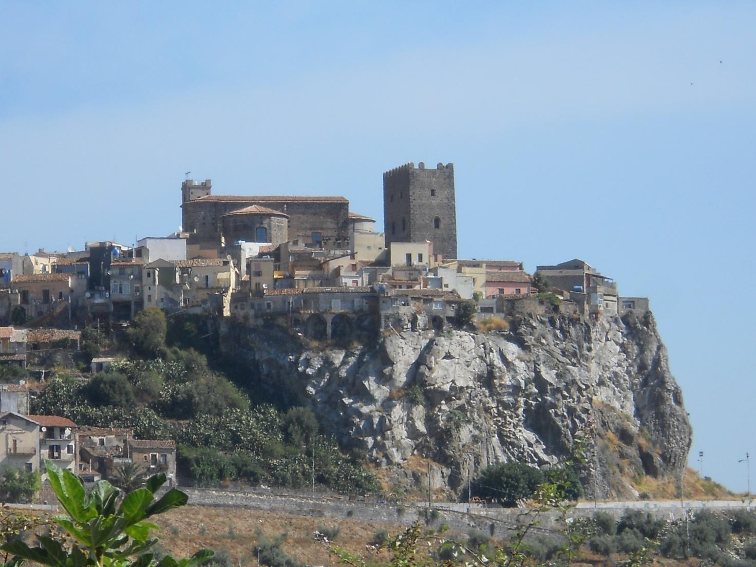 Il Neck lavico di Motta S.Anastasia risalente a circa 500.000 anni fa e su cui è stato edificato, in epoche diverse, il borgo antico del paese con il castello e la chiesa madre. Alla base del Neck sono osservabili delle caratteristiche formazioni colonnari prismatiche. Altre formazioni rocciose si rinvengono nel vallone dei Sieli in cui scorre il torrente omonimo