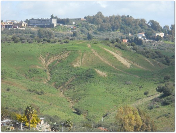 Le piogge, il moto cross e la presenza di una scarsa vegetazione determinano un deflusso superficiale delle acque con erosione incanalata e la formazione nel tempo dei calanchi ( Gully erosion)