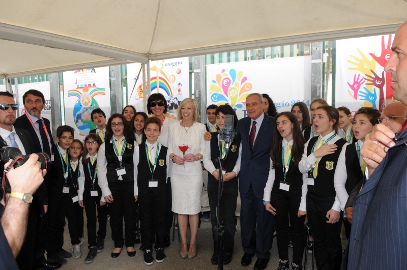 Il Presidente del Senato Piero Grasso ed il Ministro Stefania Giannini con i ragazzi del Coro dell'Istituto Il Presidente del Senato Piero Grasso ed il Ministro Stefania Giannini con i ragazzi del Coro dell'Istituto