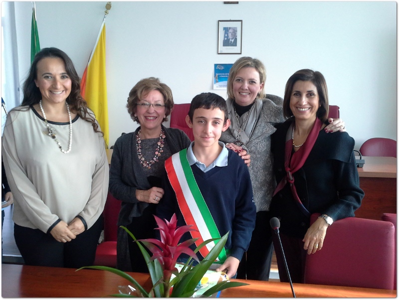 Andrea Grillo con la Preside Lina Piccione, le prof.sse Marranca, Taormina e Sorbello