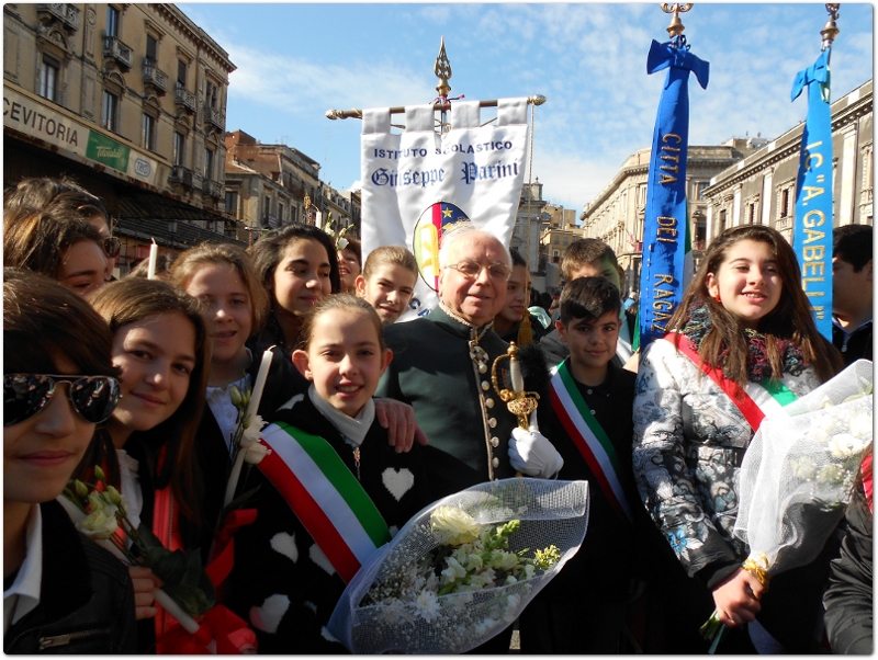 Preside Giuseppe Adernò, e i Consigli Comunali dei Ragazzi della provincia partecipano alla solenne processione della cera, dopo il passaggio della Carrozza del Senato