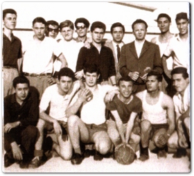 2A del liceo Rapisardi di Paterno. Vincitrice del torneo di Palla Rilanciata - 1961