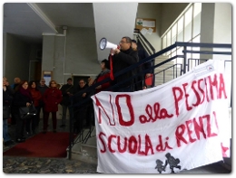 Presidio alla sede catanese della RAI contro il progetto del governo sulla scuola