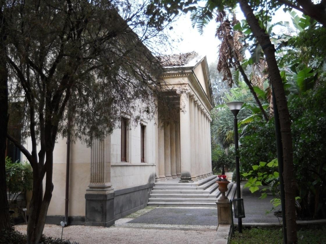 Edificio Monumentale o Ginnasio dell'Orto Botanico di Catania, con portico a doppio ordine di colonne in stile ionico. Il Ginnasio o Gymnasium è stato progettato dall'architetto prof. Mario Di Stefano