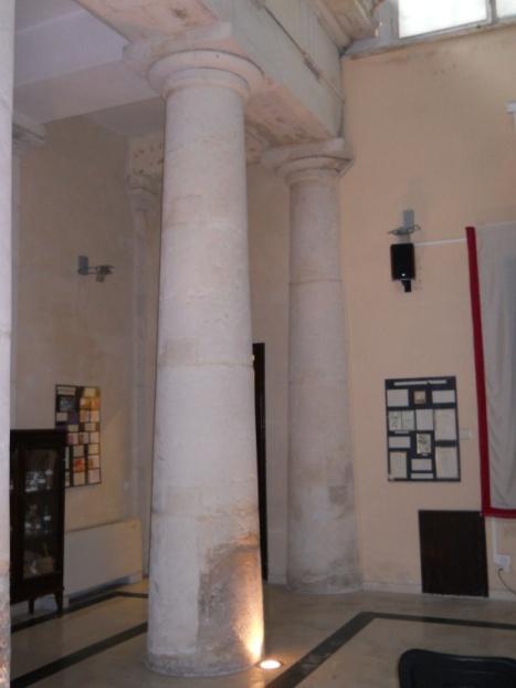 Interno dell'edificio monumentale con la sala e le colonne in stile dorico