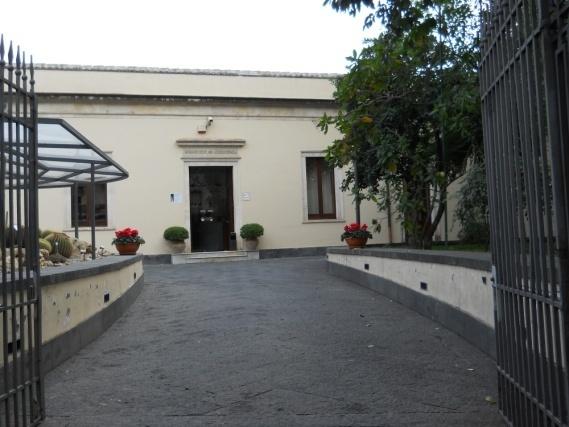 Ingresso abituale dell'Orto Botanico di Catania di Via A. Longo, 19 in cui in alto compare la dicitura: 