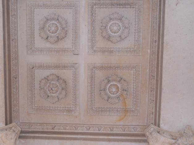 Particolare del soffitto del colonnato decorato con rosoni in stucco