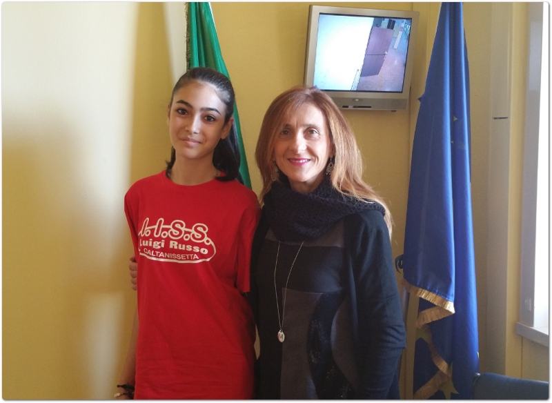 la Dirigente Maria Rita Basta e la studentessa Chiara Spagnolo