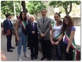 Il presidente Musumeci con il preside Adernò (Coordinatore provinciale dei CCR) e le ragazze Sindaci di San'Alfio, Motta S.Anastasia e Santa Venerina