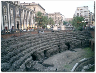 Gli antichi catanesi di età romana dove andavano a fare shopping? Quali spettacoli preferivano? Usavano le terme, i balnea o i ninfei? E infine che tipo di sepoltura prediligevano?