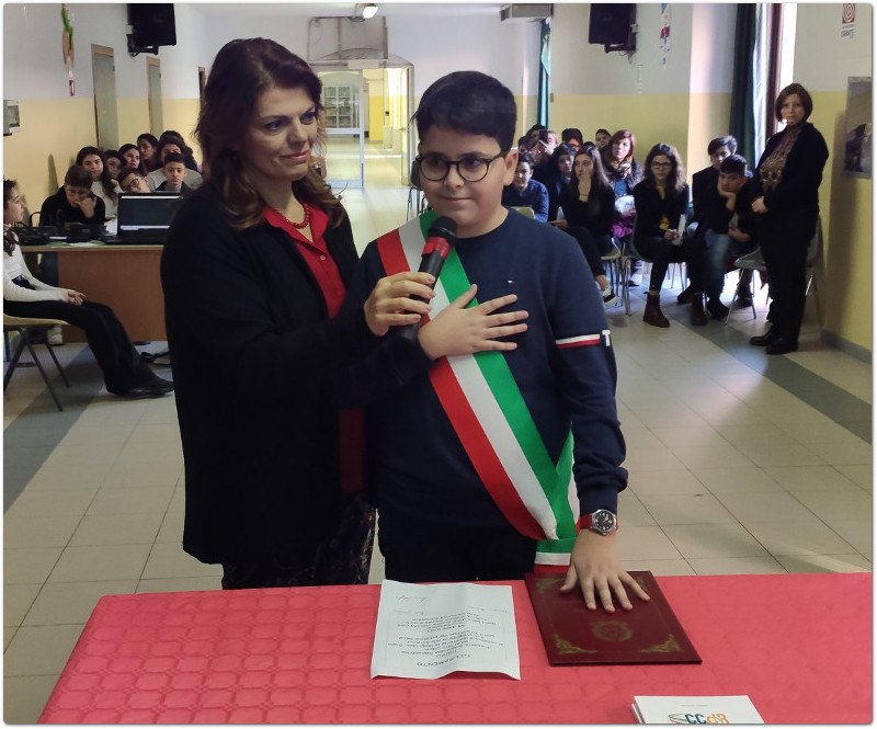 Francesco Paratore Sindaco dei Ragazzi dell’Istituto ‘Gabelli’ di Misterbianco. I Commissari: lodevole iniziativa che dovrà coinvolgere tutte le scuole.