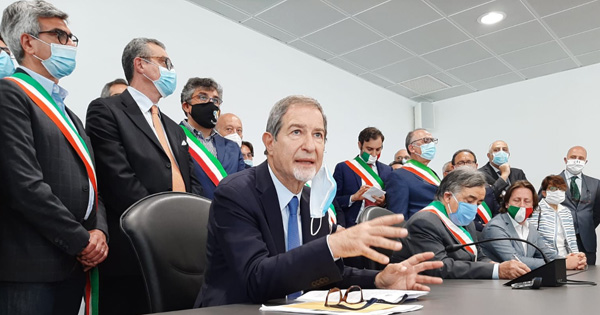 Caro-voli, Musumeci: ‘Un biglietto unico per i collegamenti Alitalia’