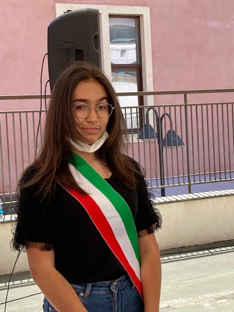 Rinnovato il Consiglio dei ragazzi dell’Istituto Gabelli di Misterbianco. Cambio di fascia tricolore tra i ragazzi sindaci