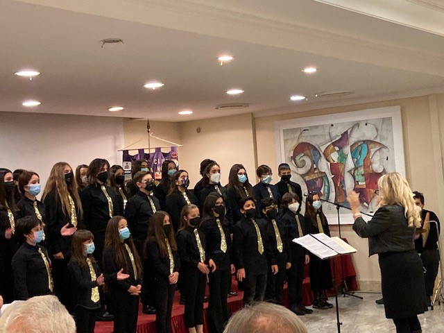 Concerto di Natale dei pueri cantores. Il coro interscolastico “Vincenzo Bellini” augura Buon Natale al teatro Ambasciatori