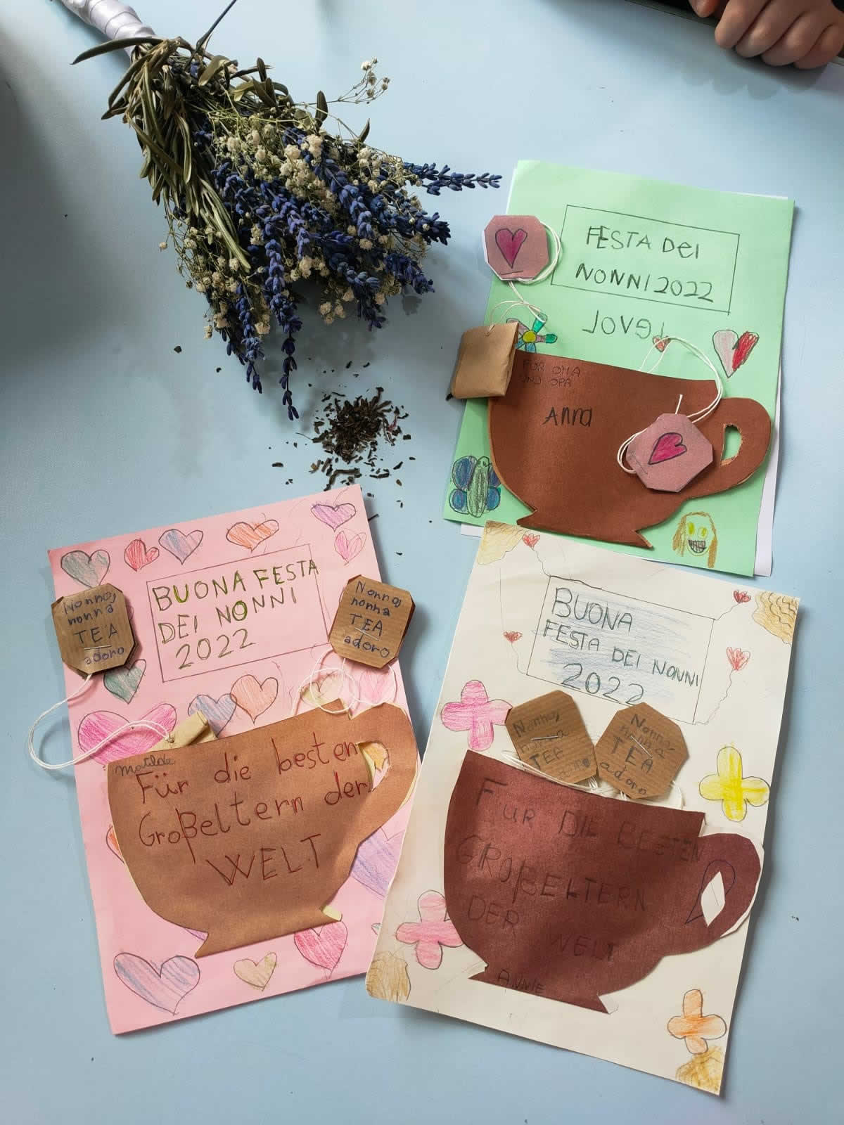 FESTA DEI NONNI – I bambini dell’Istituto John Dewey preparano il tè per i nonni