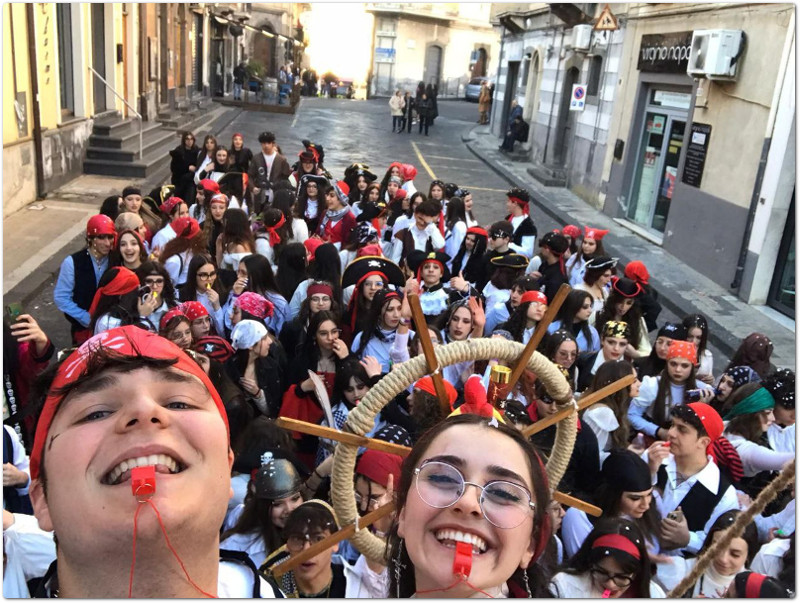 Carnevale: Poseidon e Supereroi i due gruppi dell’IIS Capizzi di Bronte che si sono aggiudicati i primi due premi