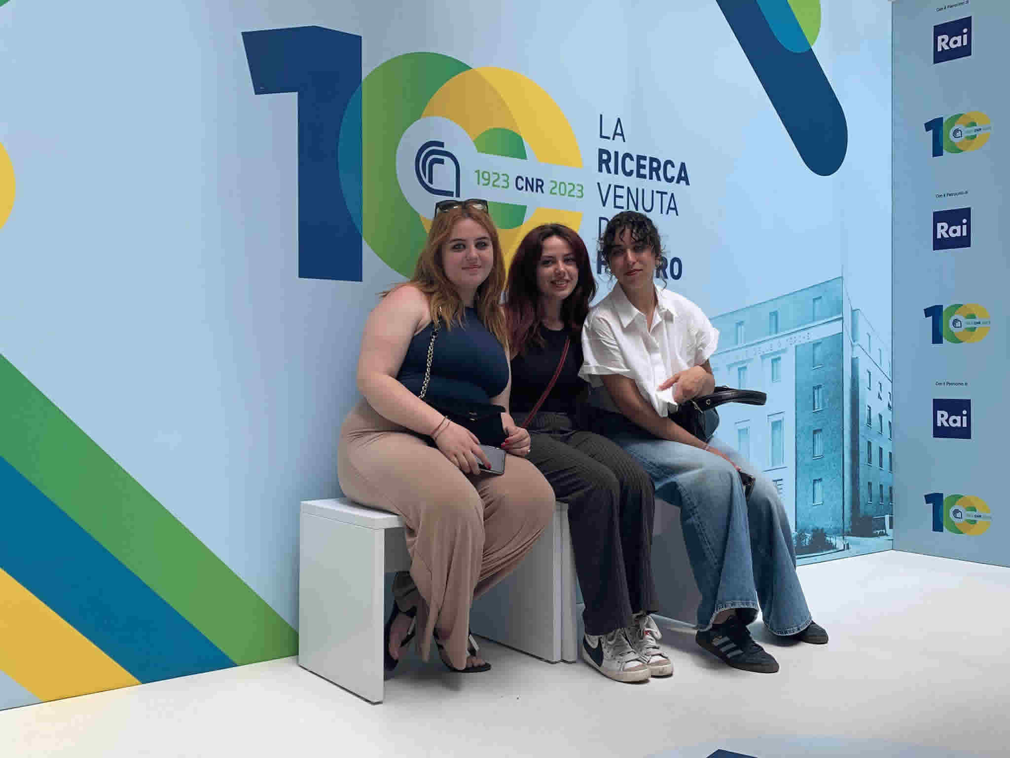 Premiazione al CNR  di Roma per le alunne del Convitto Mario Cutelli di Catania con il video “La faccia nascosta della fisica”