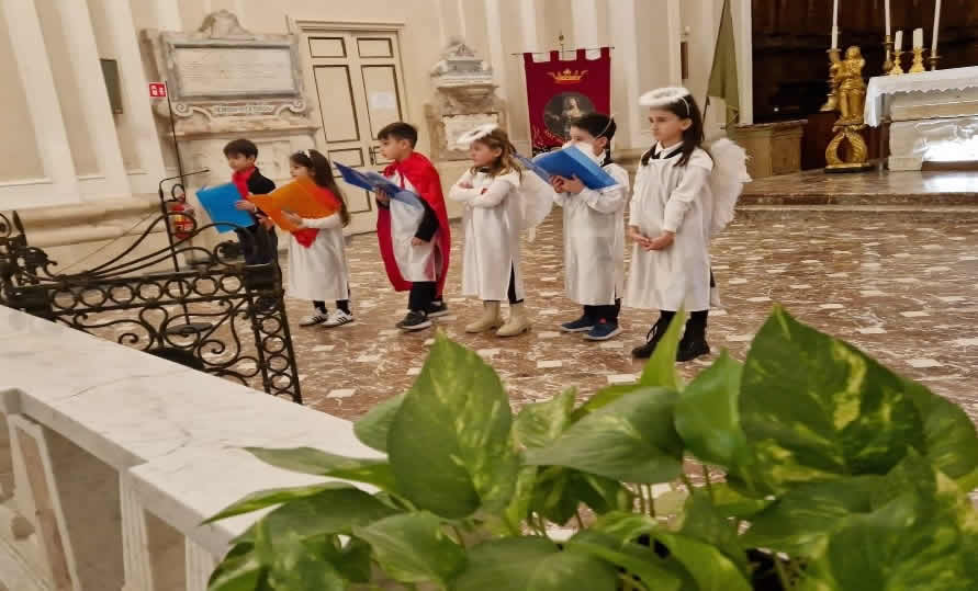 Sant’Agata e i Bambini. Tradizionale omaggio dei bambini a Sant’Agata, protagonisti di un gesto di carità